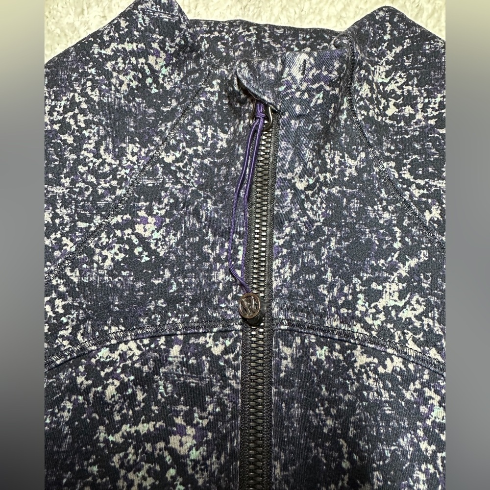 Like New! Lululemon Forme Jacket - Picture 4 of 6